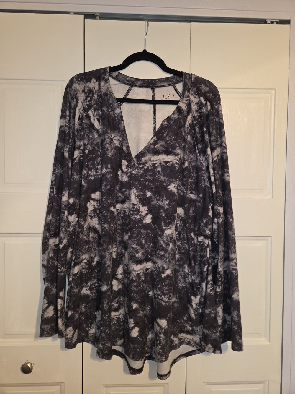Lane Bryant Black & White Tie-Dye V-Neck Long Sleeve Top
